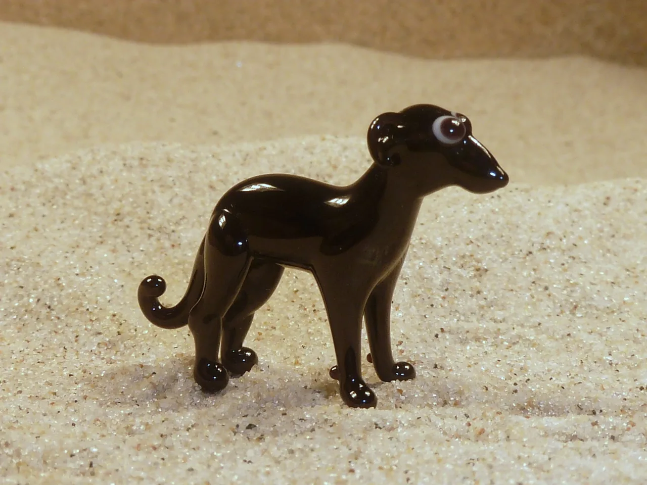 Skleněná figurka černého chrta