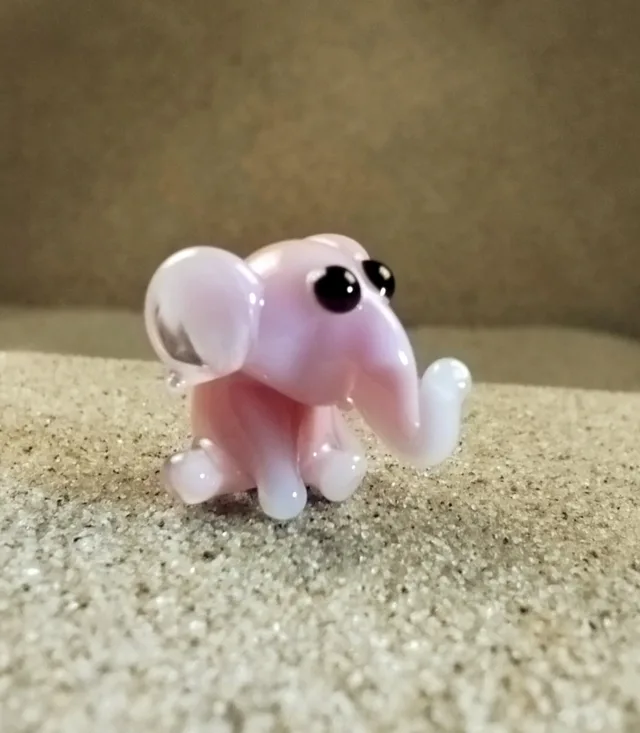 Skleněná figurka sedícího růžového slona