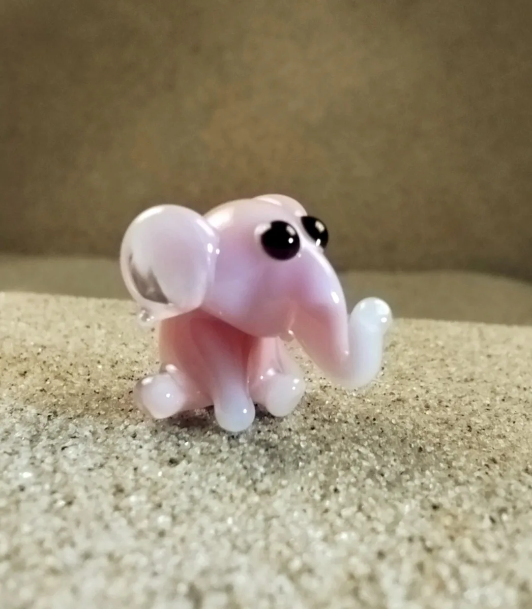 Skleněná figurka sedícího růžového slona