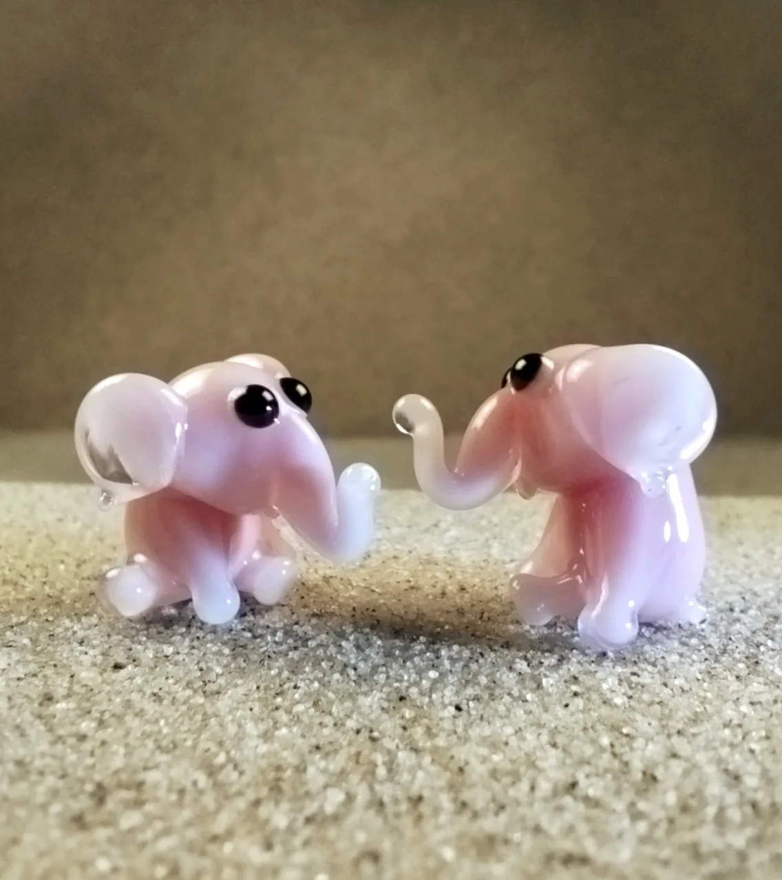 Skleněná figurka sedícího růžového slona