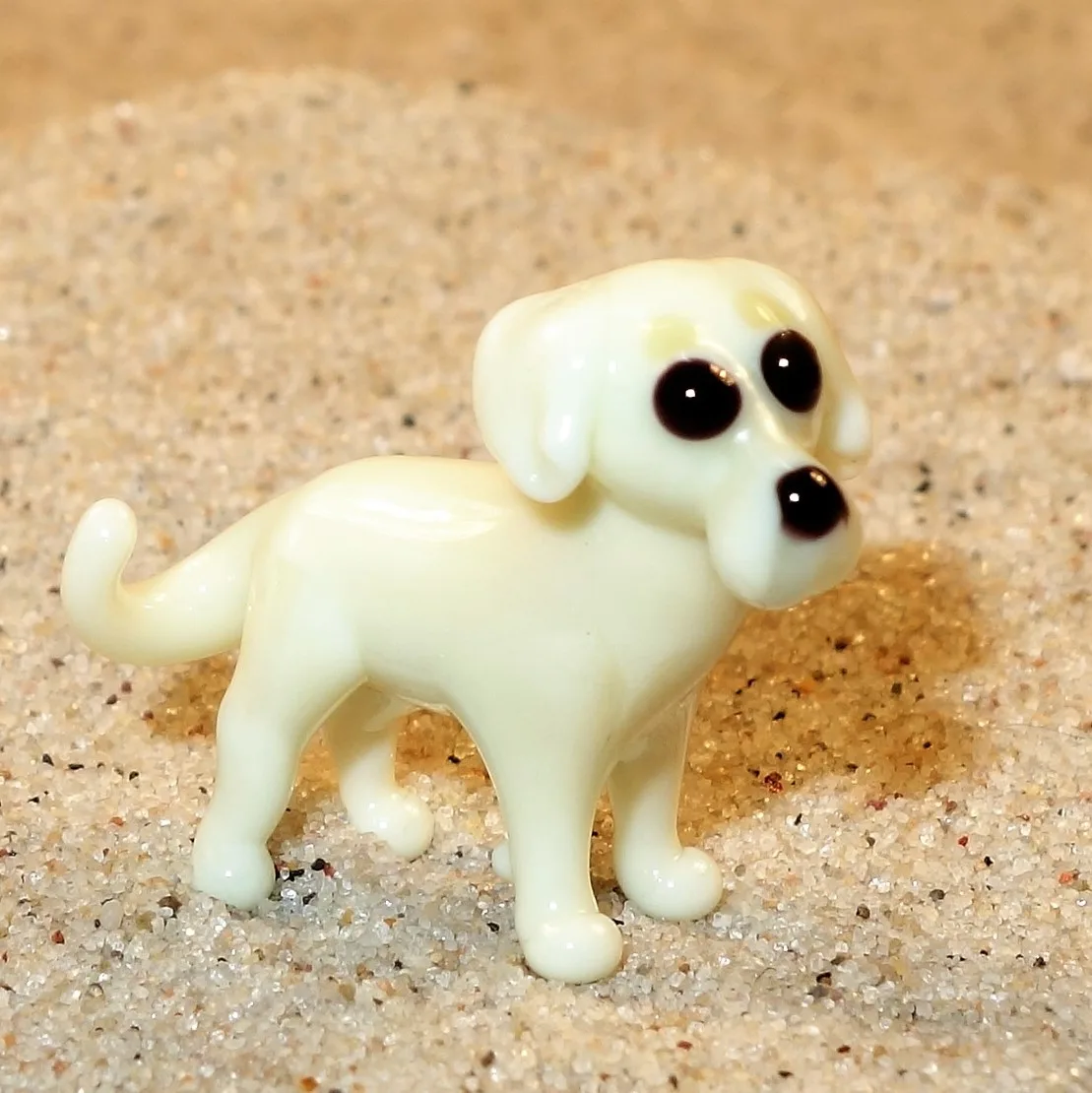 Skleněná figurka labradora