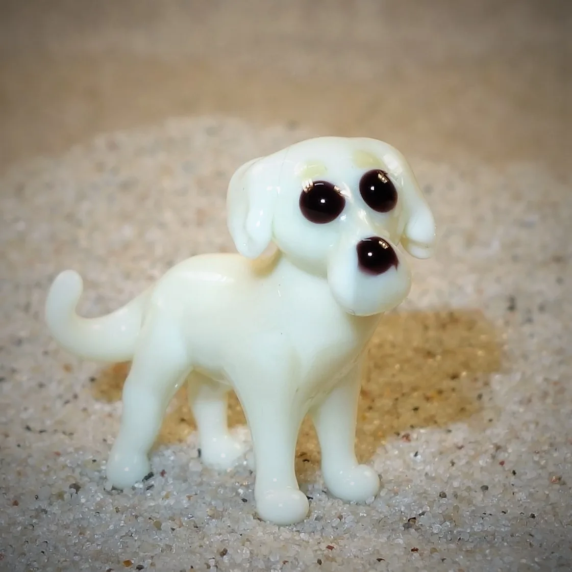 Skleněná figurka labradora