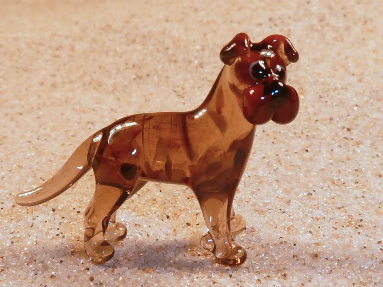 Skleněná figurka boxera