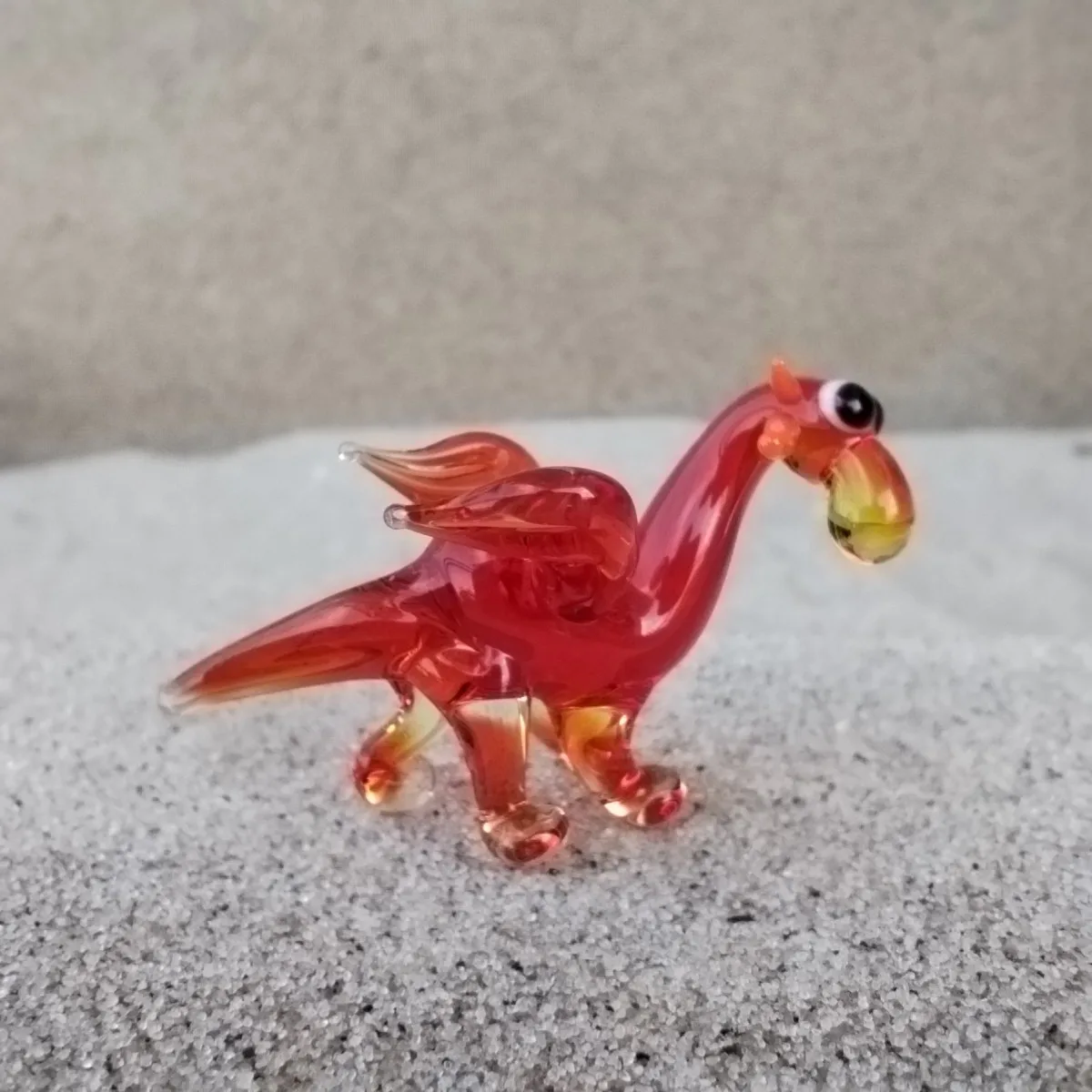 Skleněná figurka červeného draka