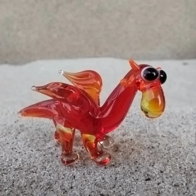 Skleněná figurka červeného draka