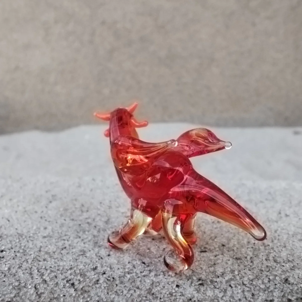 Skleněná figurka červeného draka