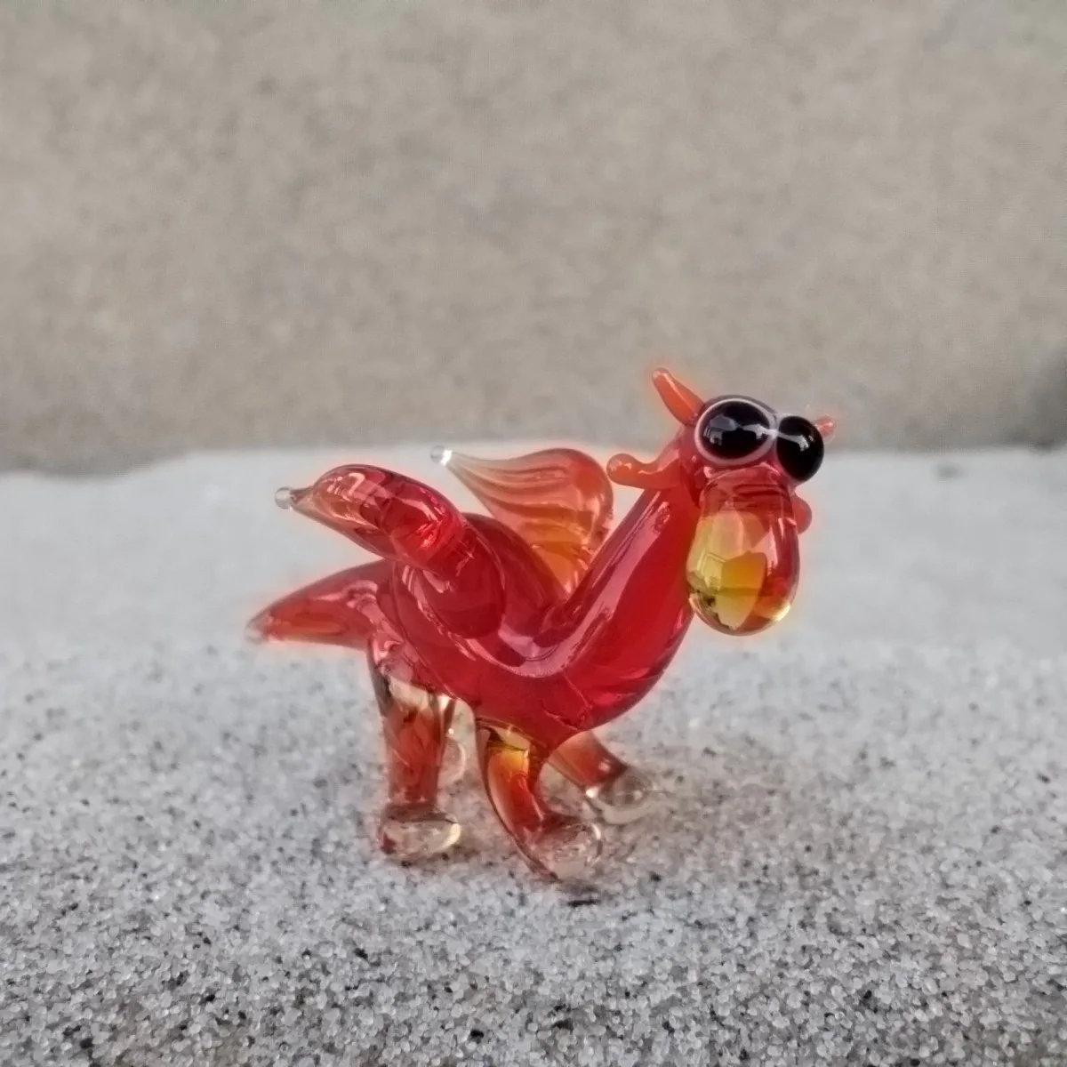 Skleněná figurka červeného draka