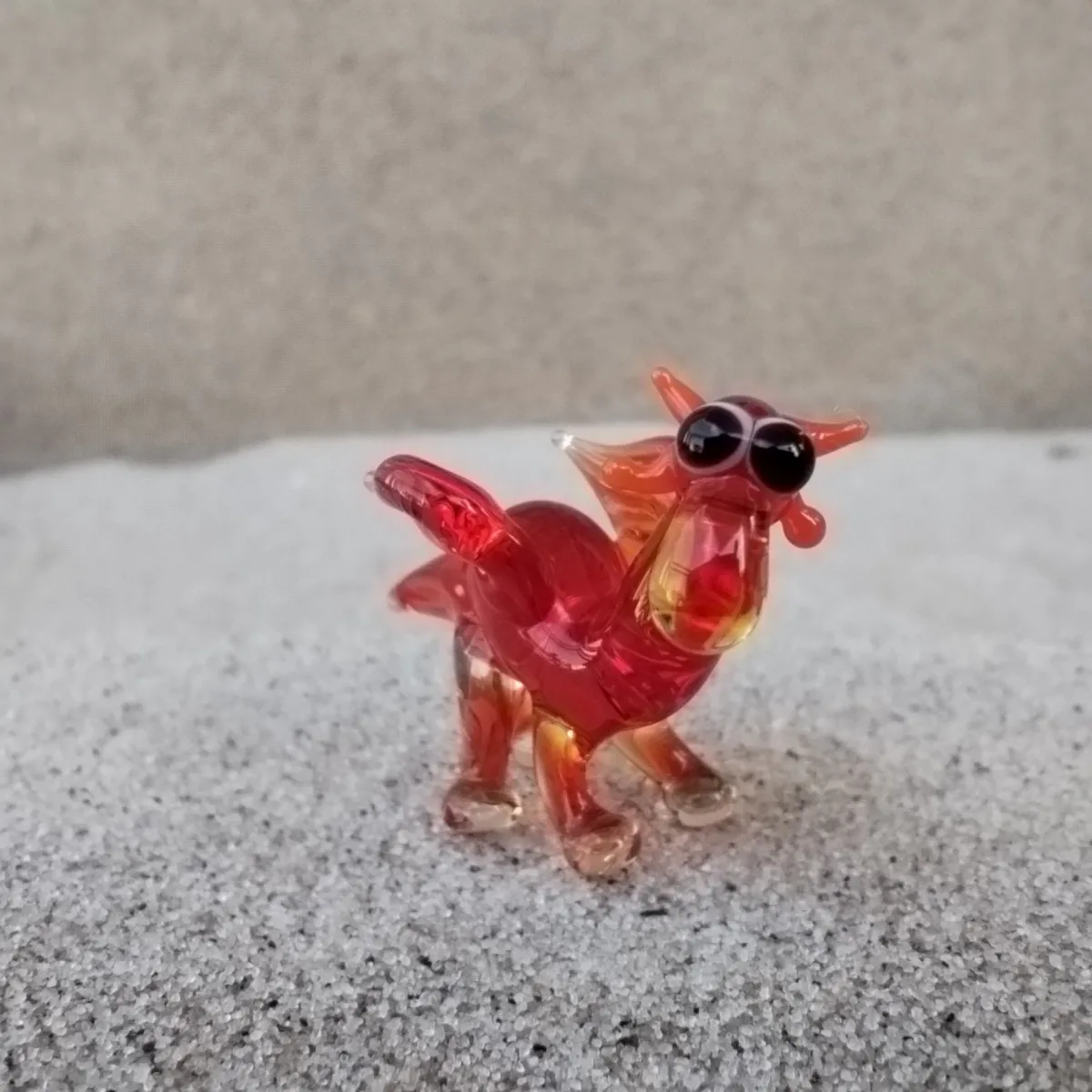 Skleněná figurka červeného draka
