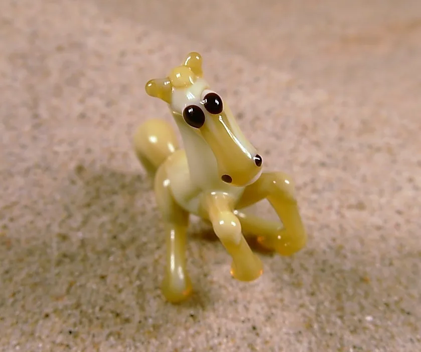 Skleněná figurka vzpínajícího se béžového koně