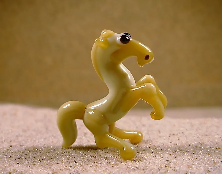 Skleněná figurka vzpínajícího se béžového koně