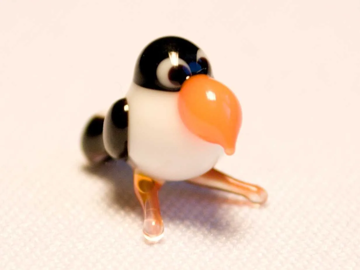 Skleněná figurka papuchálka