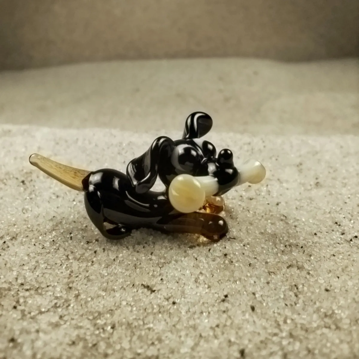Skleněná figurka psa s kostí