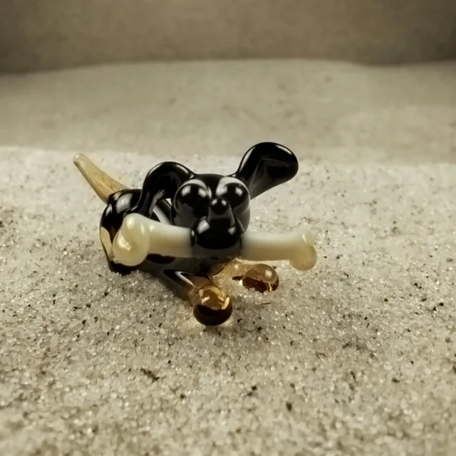 Skleněná figurka psa s kostí