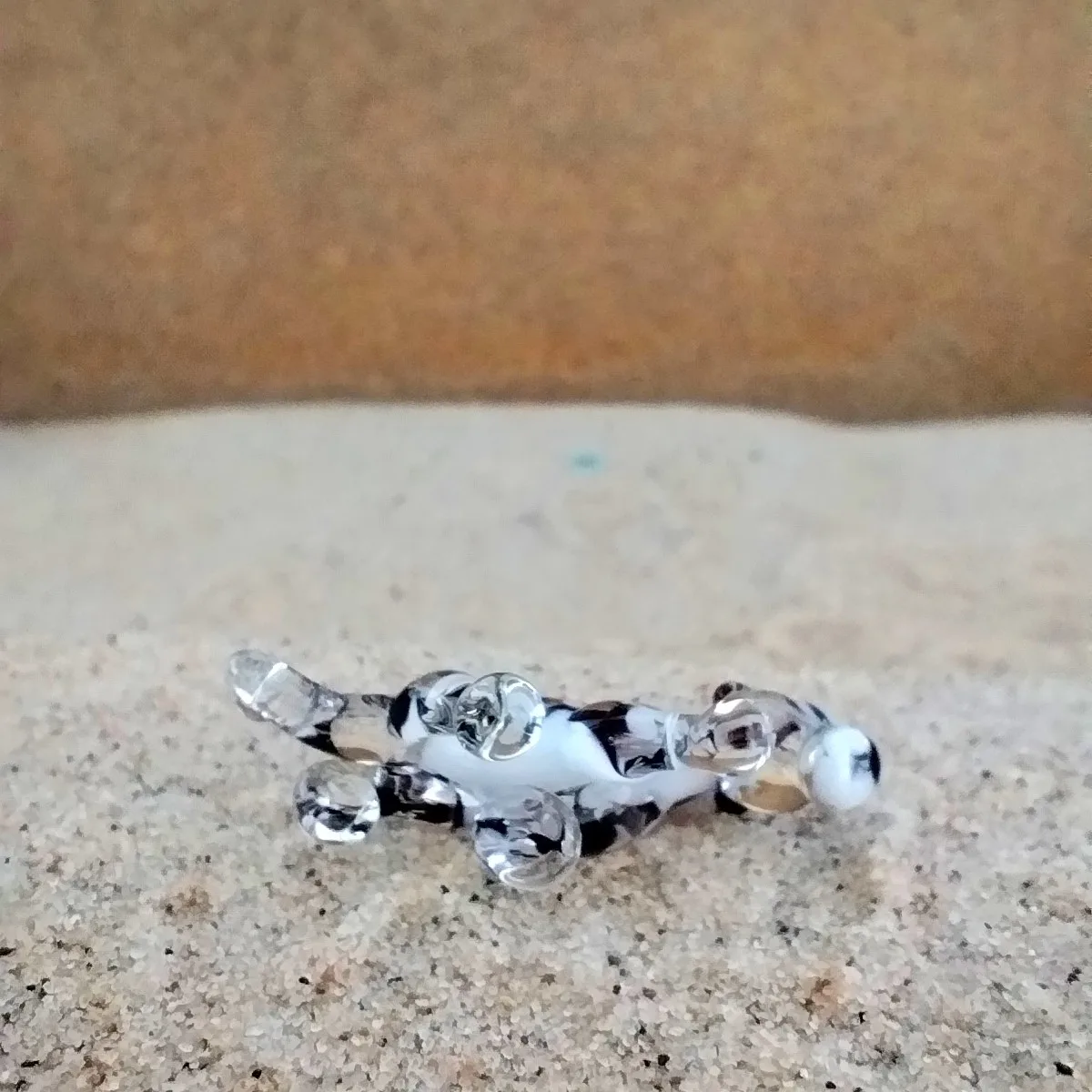 Skleněná figurka stojícího levharta sněžného