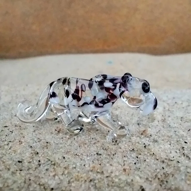 Skleněná figurka stojícího levharta sněžného