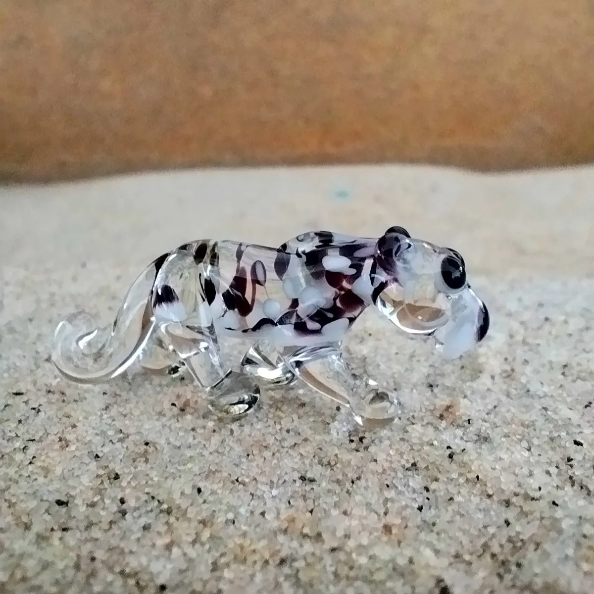 Skleněná figurka stojícího levharta sněžného