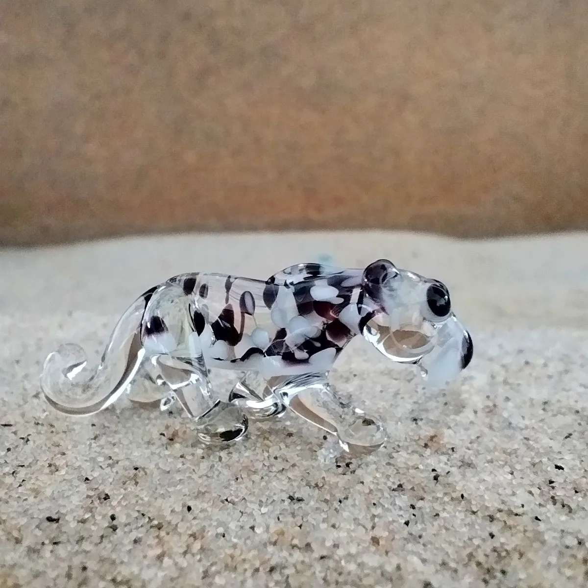 Skleněná figurka stojícího levharta sněžného