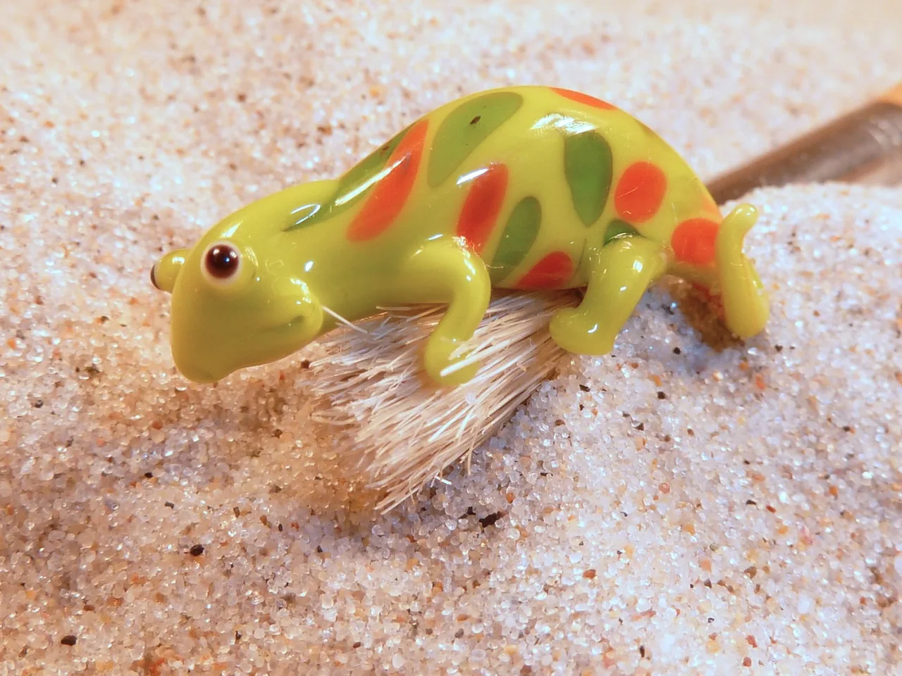 Skleněná figurka chameleona