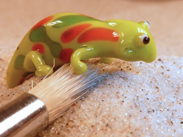 Skleněná figurka chameleona