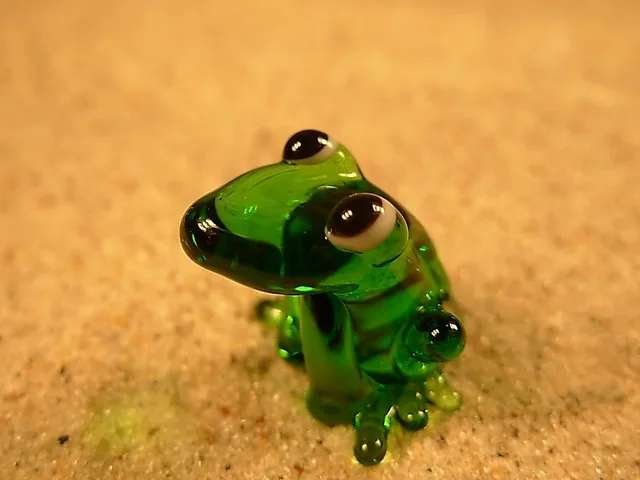 Skleněná figurka zelené žáby
