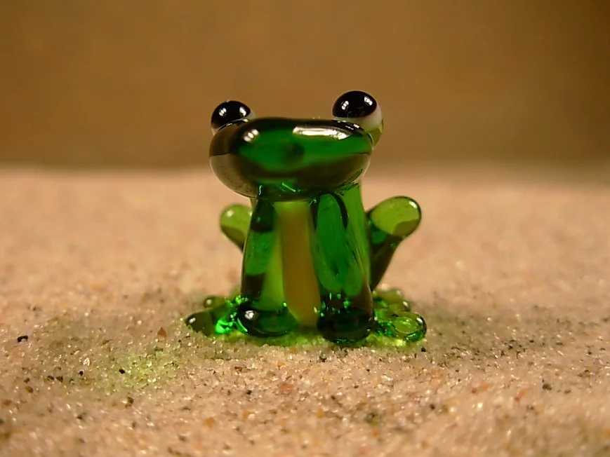 Skleněná figurka zelené žáby