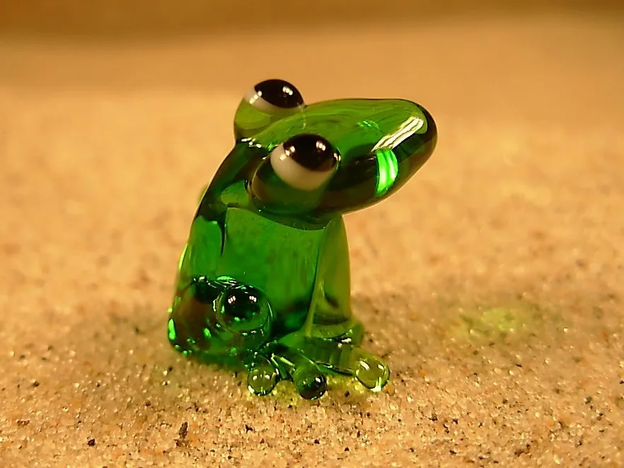Skleněná figurka zelené žáby