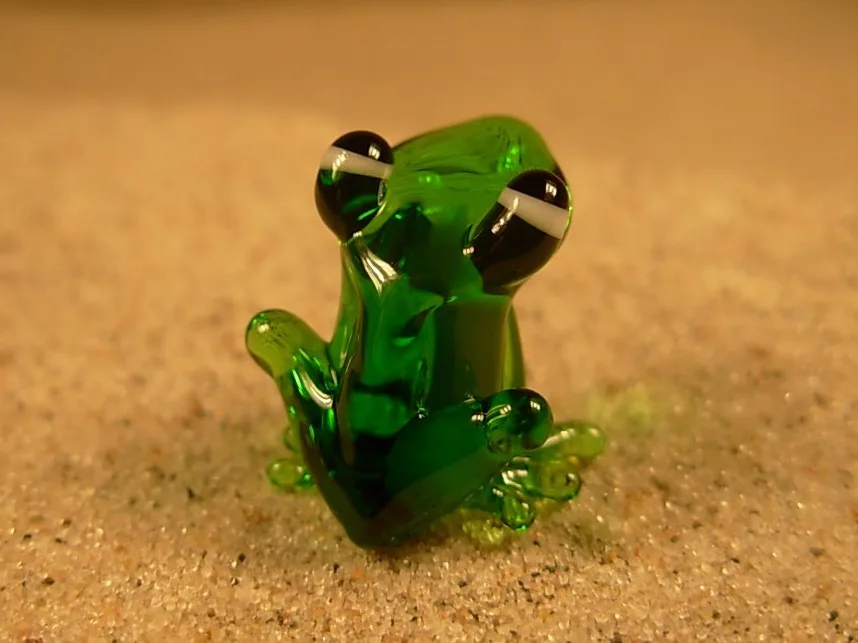Skleněná figurka zelené žáby