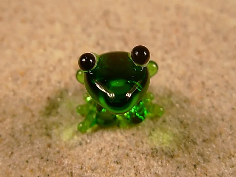 Skleněná figurka zelené žáby