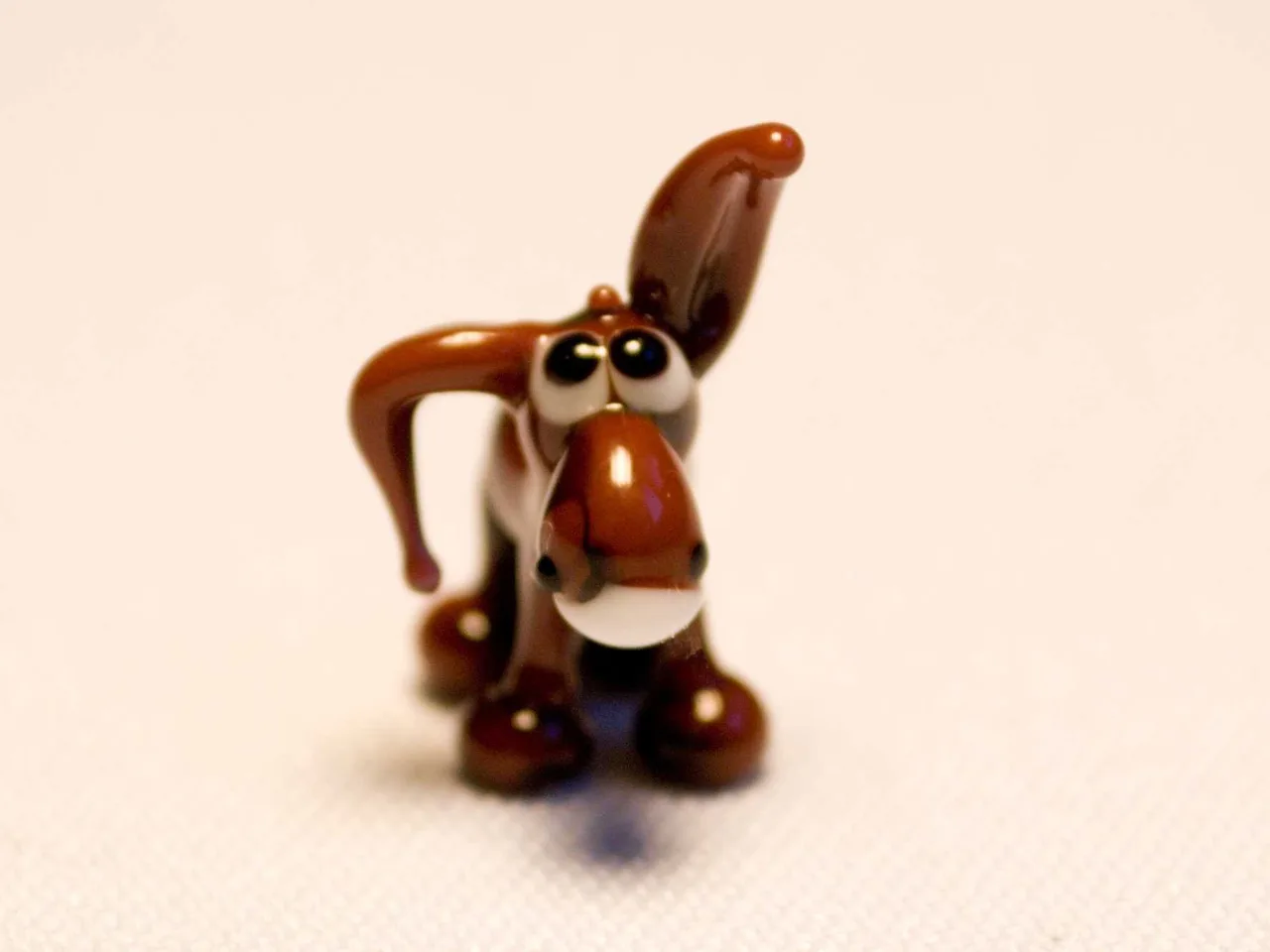 Skleněná figurka malého osla