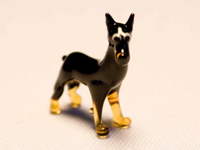 Skleněná figurka dobrmana