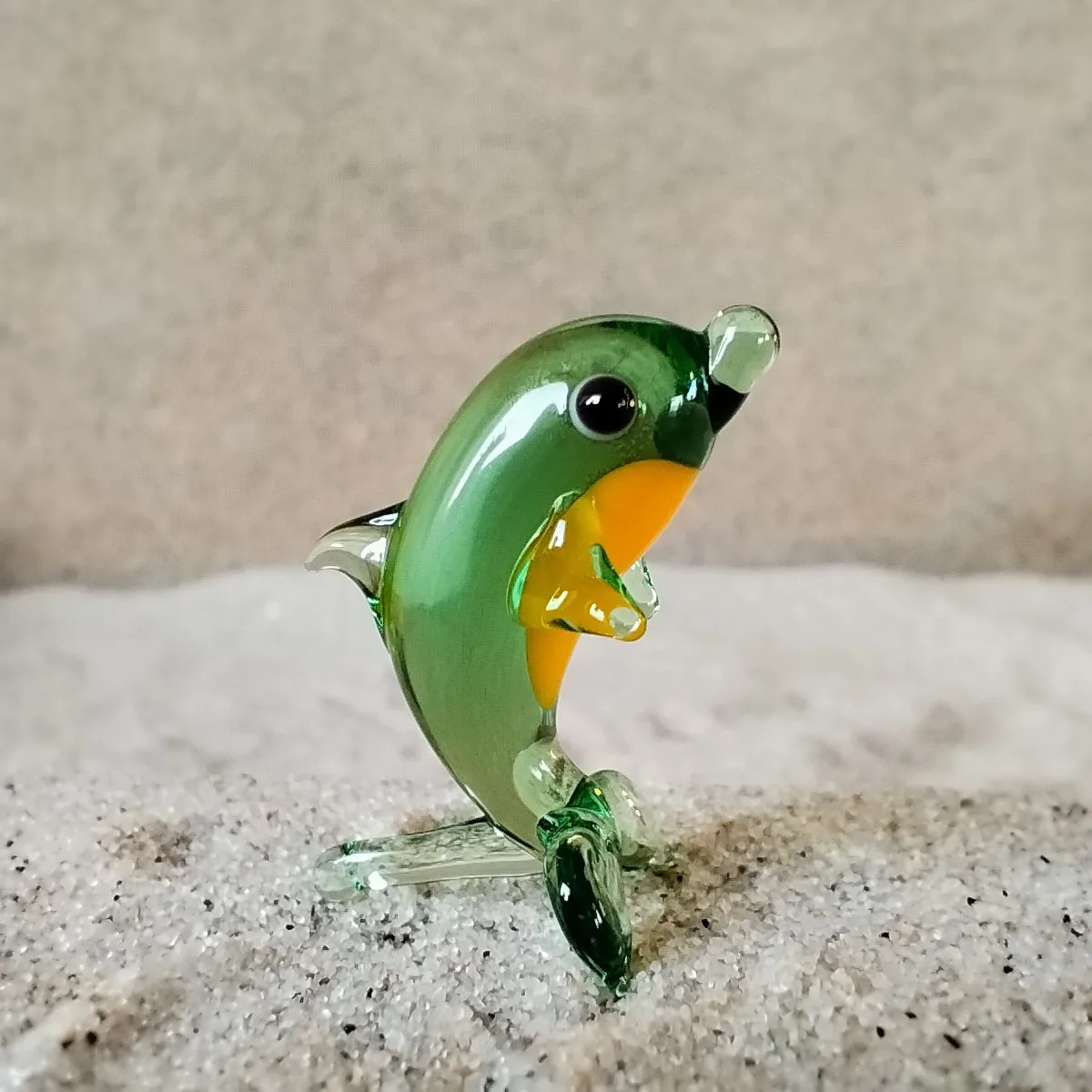 Skleněná figurka stojícího zelenožlutého delfína