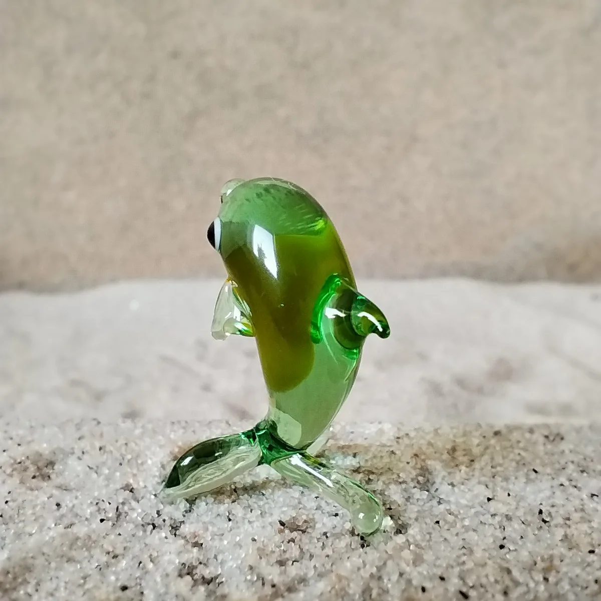 Skleněná figurka stojícího zelenožlutého delfína