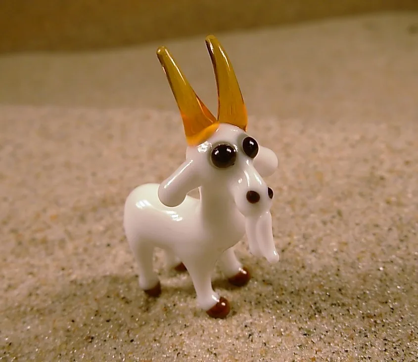 Skleněná figurka kozy