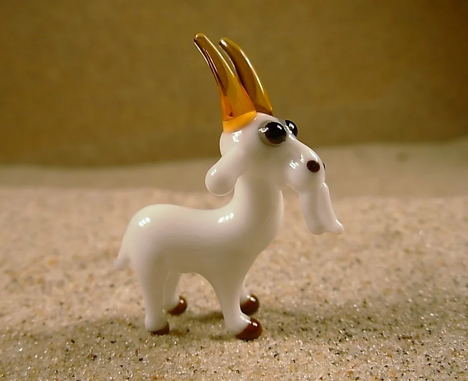 Skleněná figurka kozy