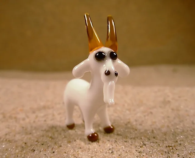 Skleněná figurka kozy
