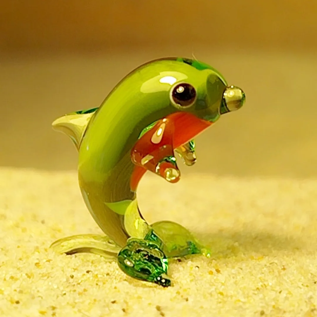 Skleněná figurka stojícího zeleného delfína