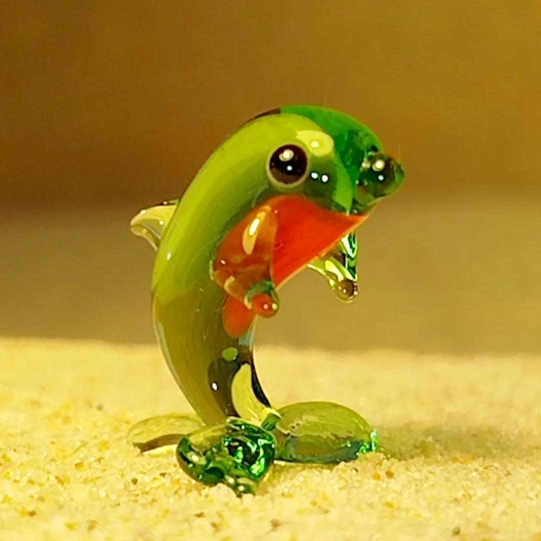 Skleněná figurka stojícího zeleného delfína