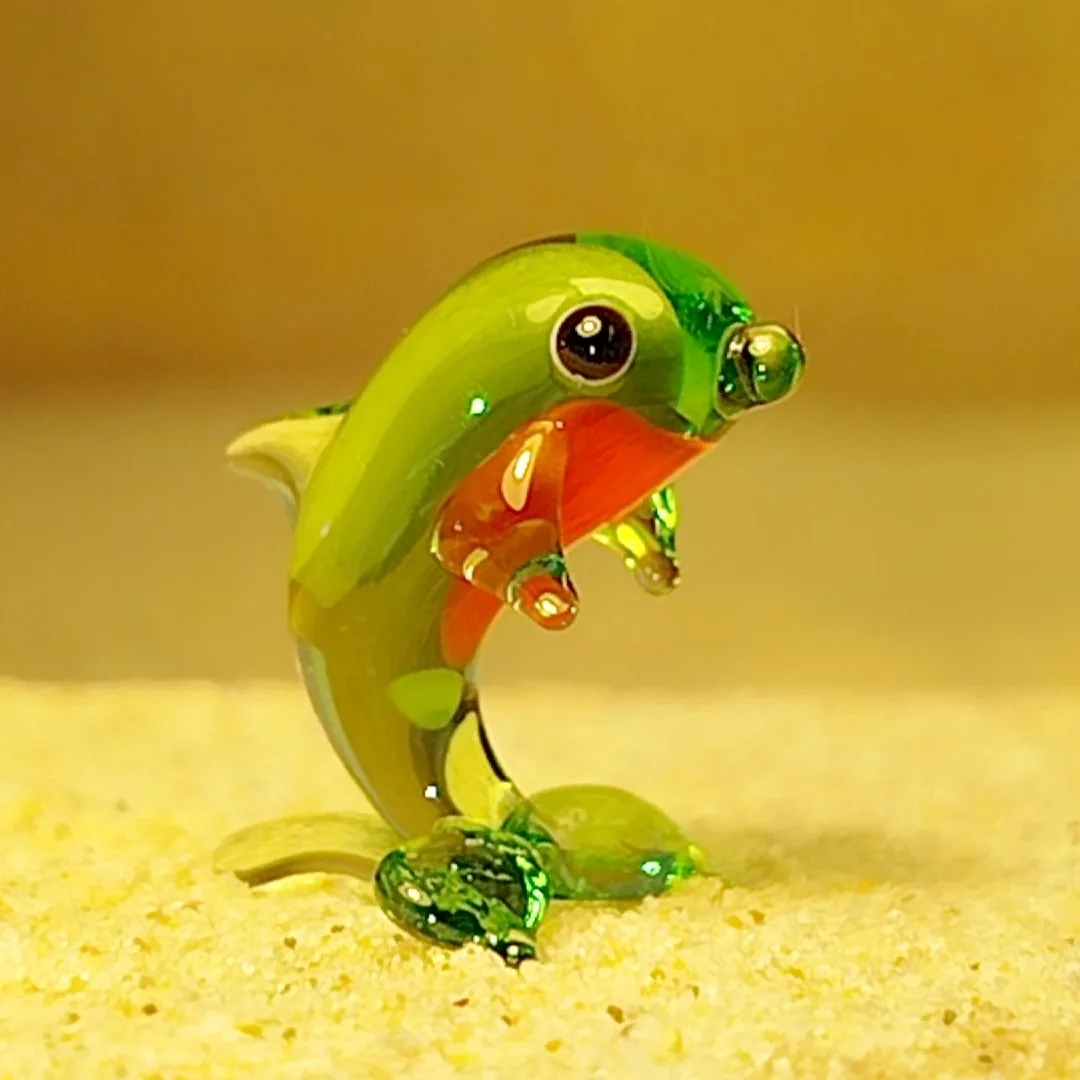 Skleněná figurka stojícího zeleného delfína