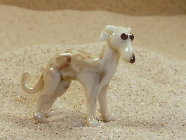 Skleněná figurka žíhaného chrta