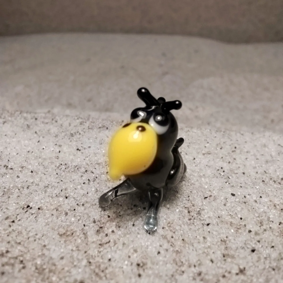 Skleněná figurka vrány