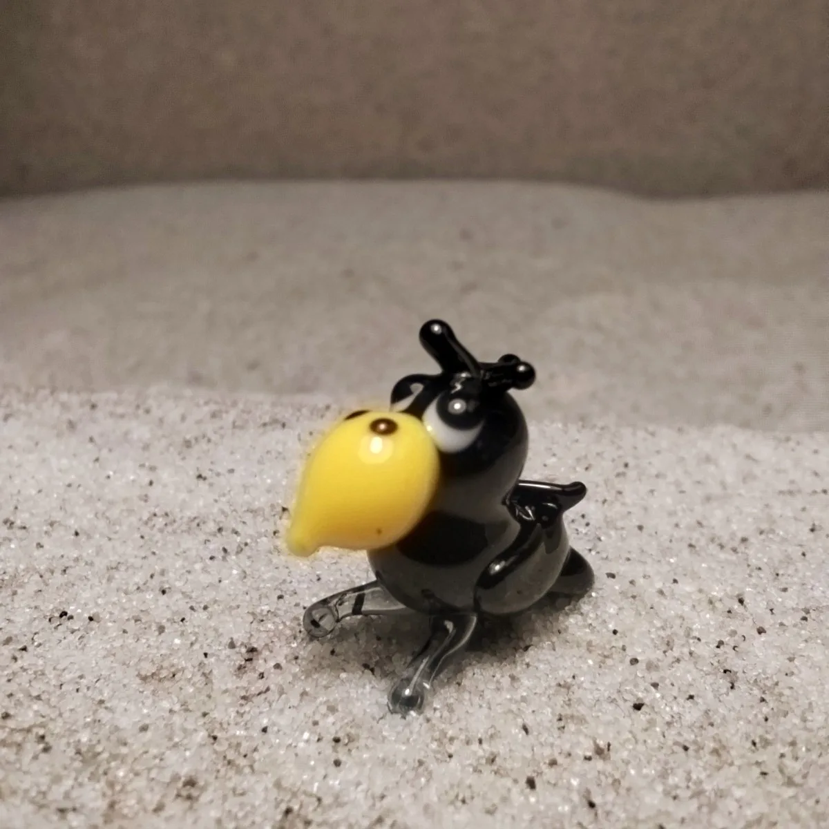 Skleněná figurka vrány
