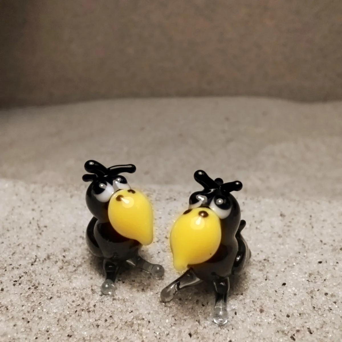 Skleněná figurka vrány