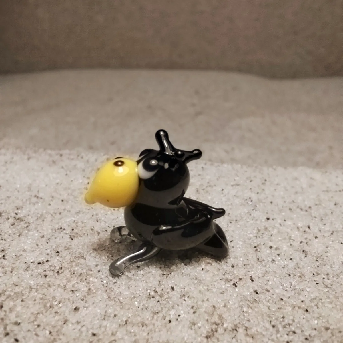 Skleněná figurka vrány