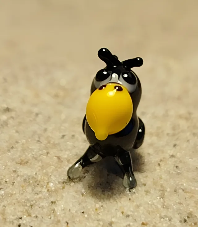 Skleněná figurka vrány