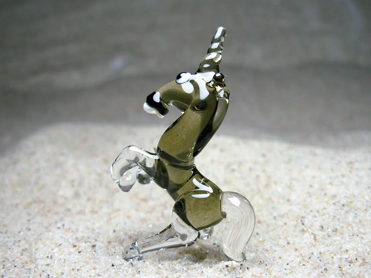 Skleněná figurka šedého jednorožce