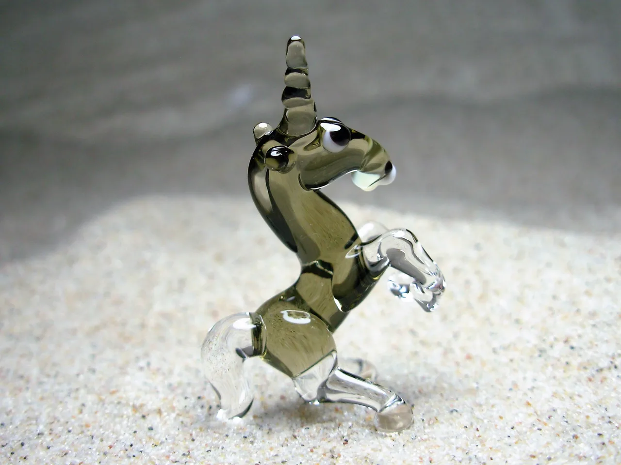 Skleněná figurka šedého jednorožce