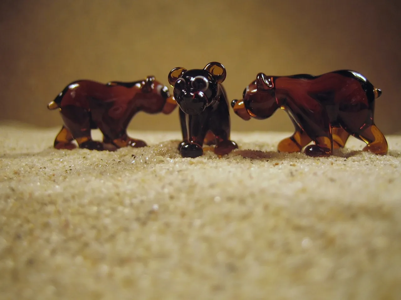 Skleněná figurka hnědého medvěda