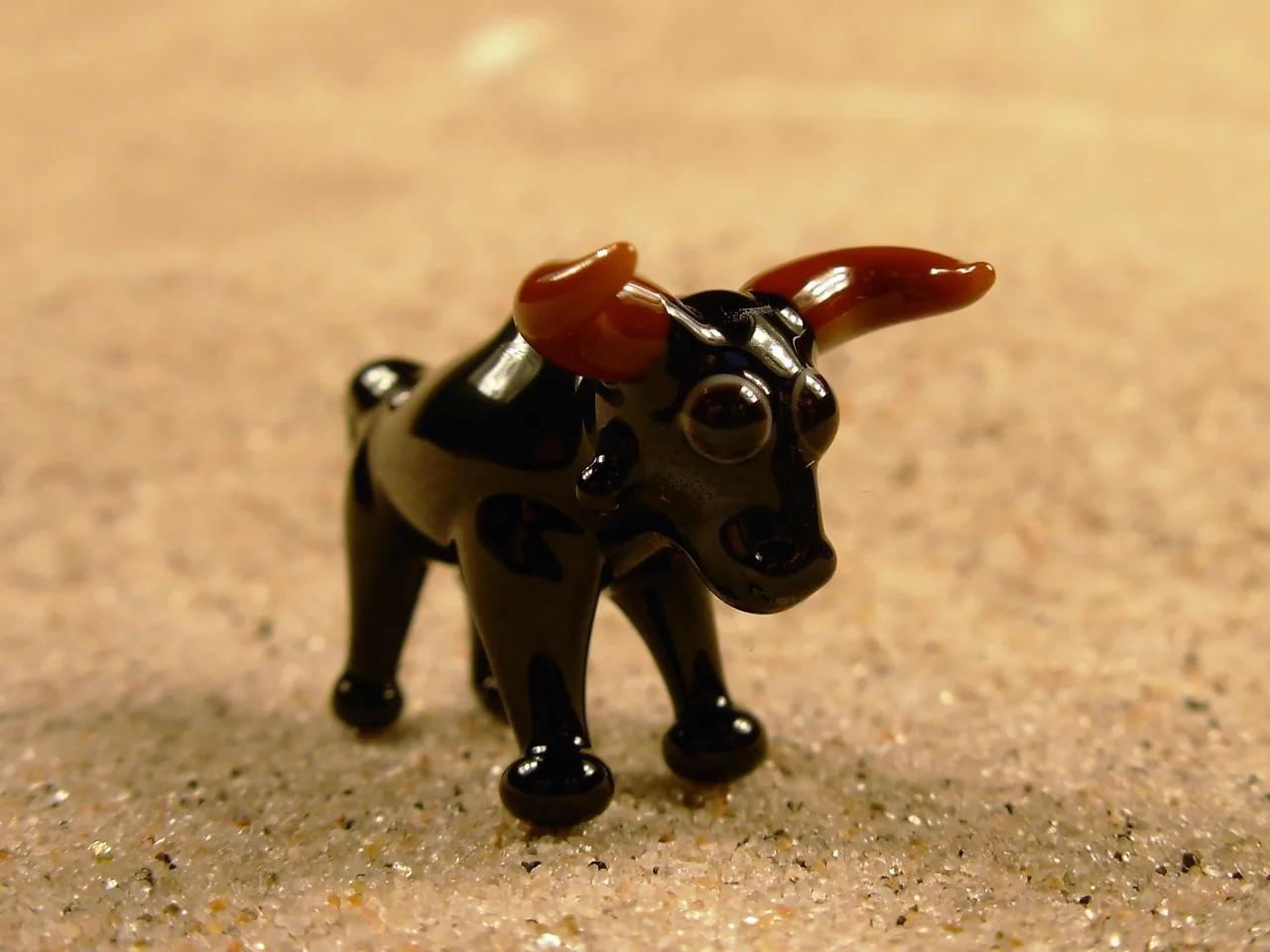 Skleněná figurka černého býka