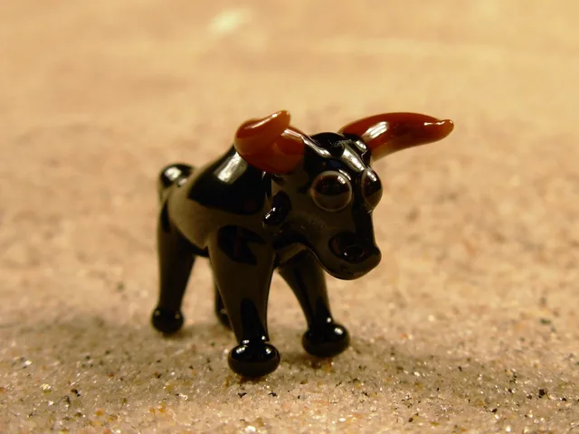 Skleněná figurka černého býka