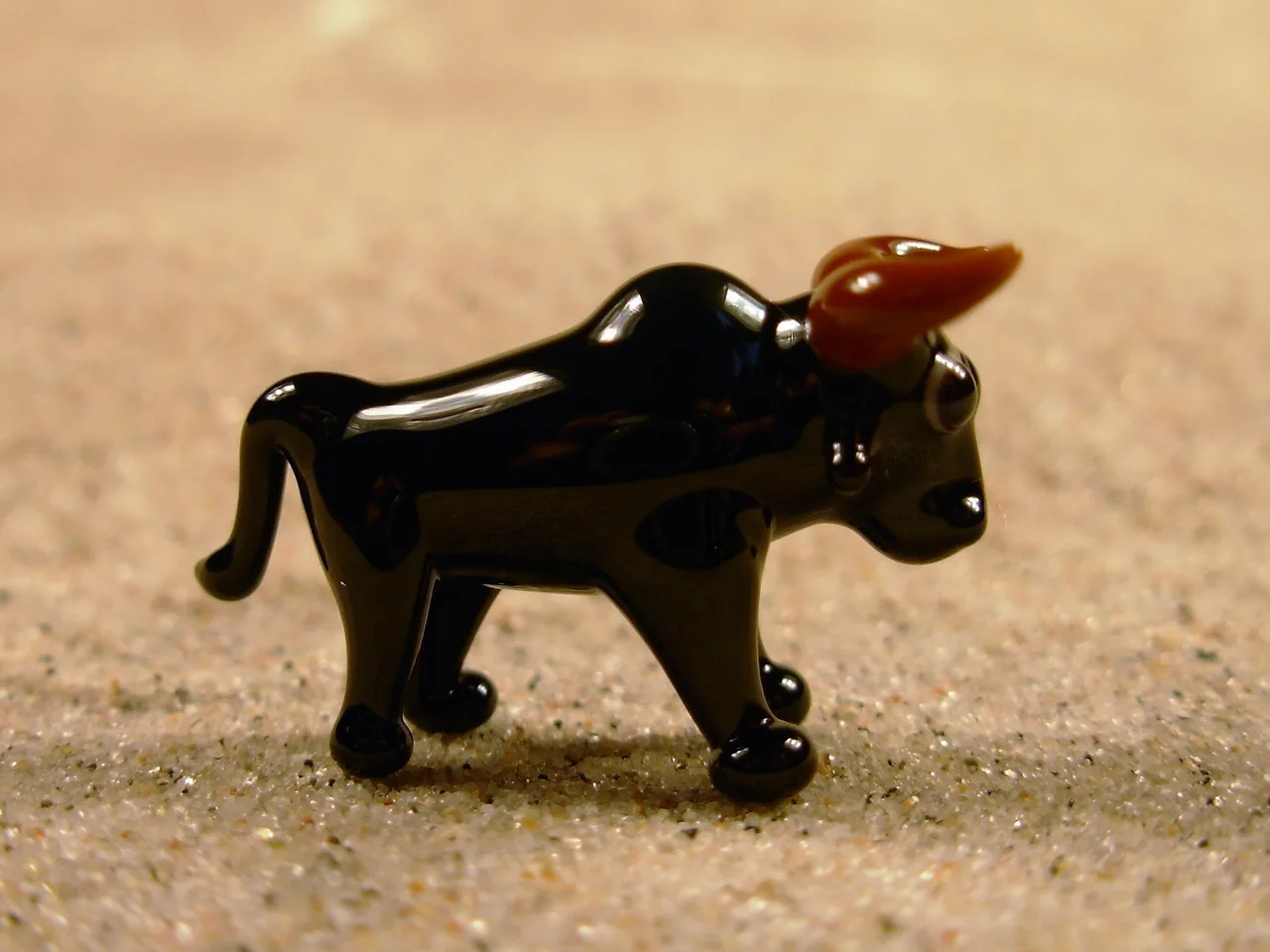 Skleněná figurka černého býka